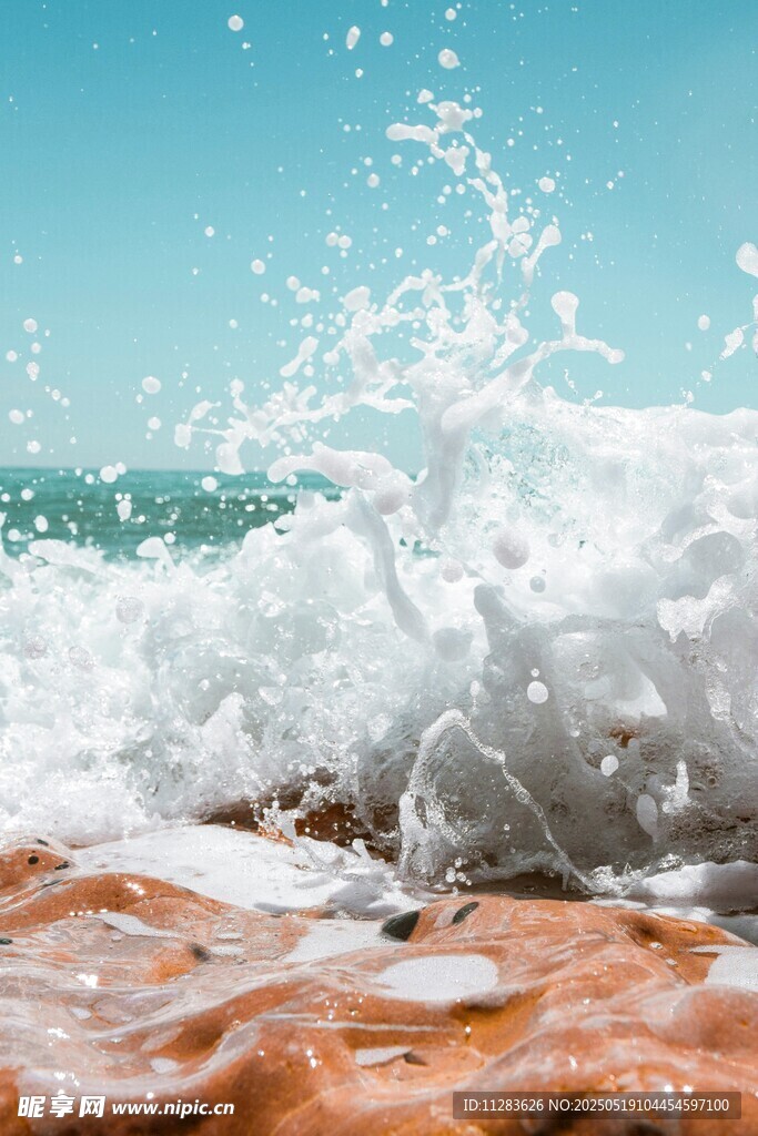 海浪拍打沙滩的美丽瞬间