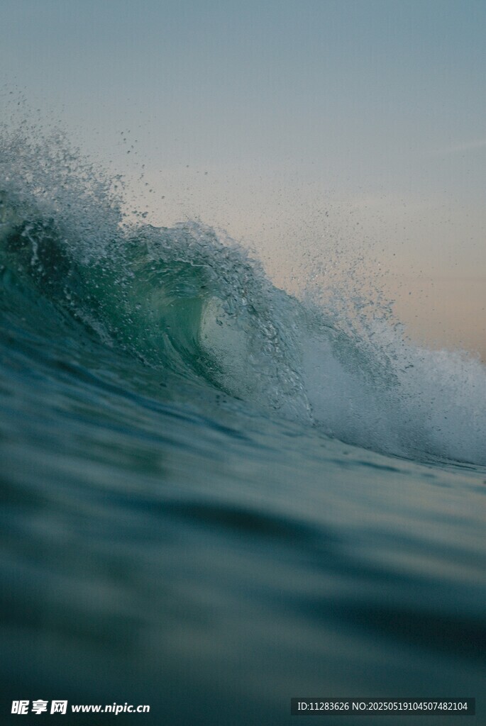 海浪翻涌的美妙瞬间