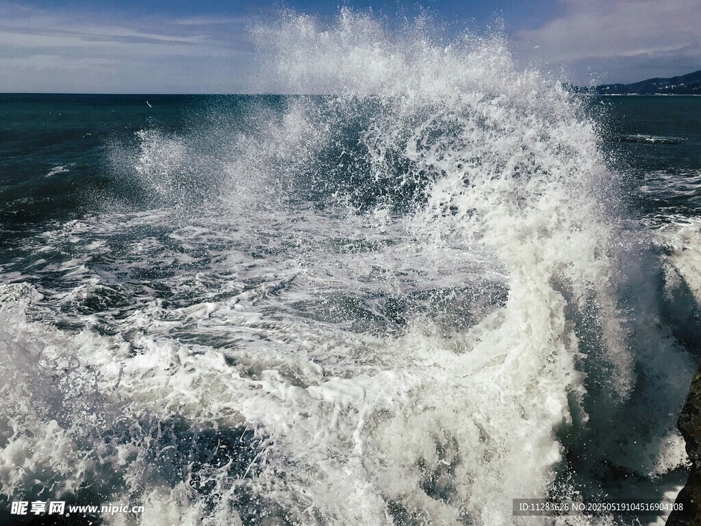 汹涌海浪拍击壮阔海面