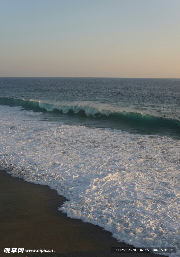海边日落时的海浪美景