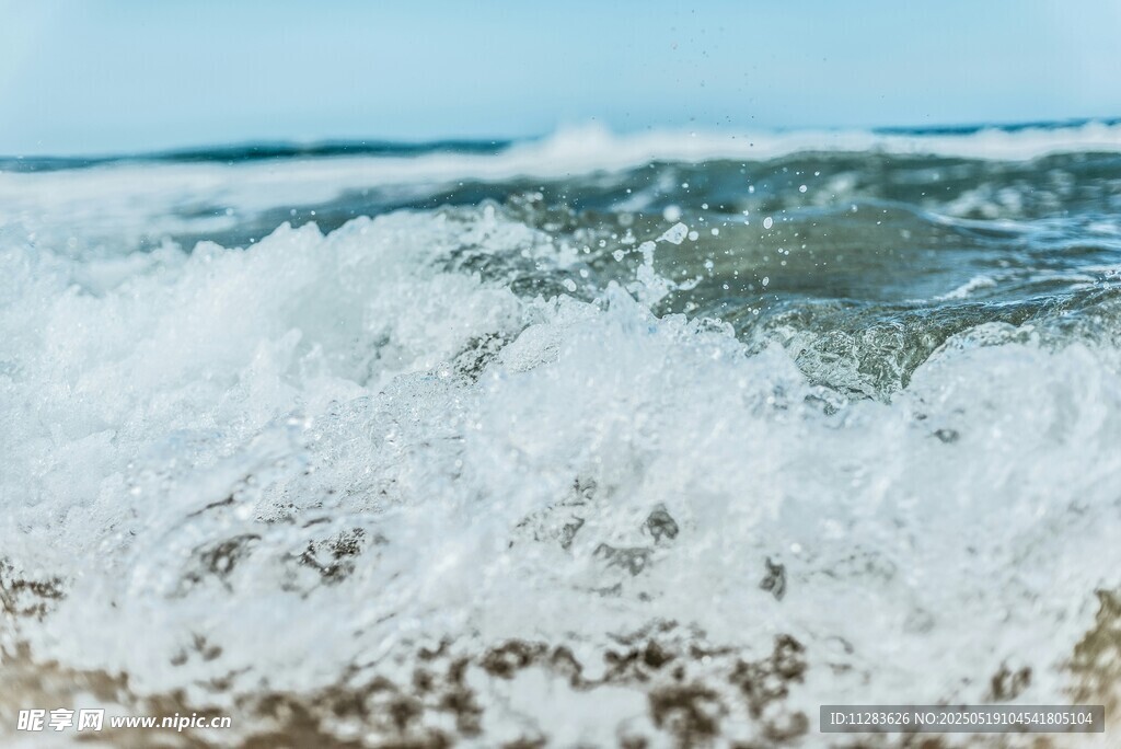 海浪拍打沙滩的美丽瞬间