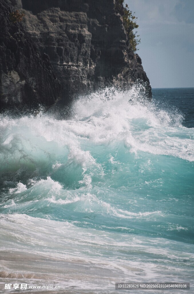 海浪拍打岸边壮丽景象