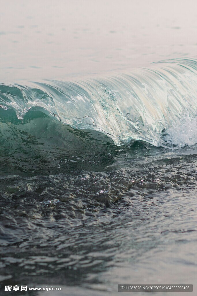 海浪翻涌的美丽瞬间