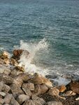 海浪拍打岸边石块景象