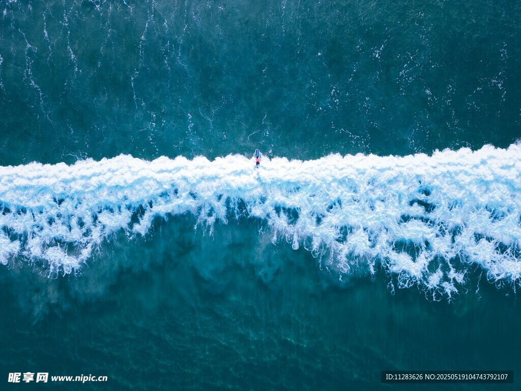 俯瞰海浪翻涌的蓝色海洋