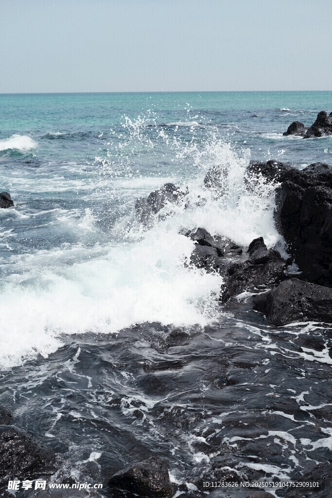 海浪拍打岸边礁石景象