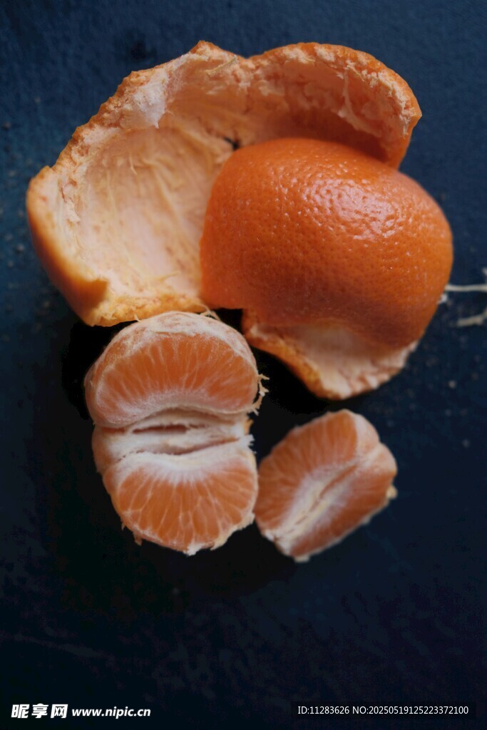剥开的新鲜橘子果肉