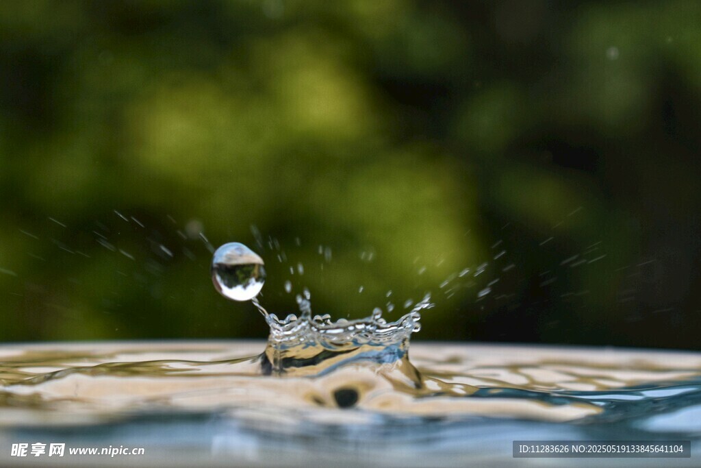 水滴入水瞬间特写