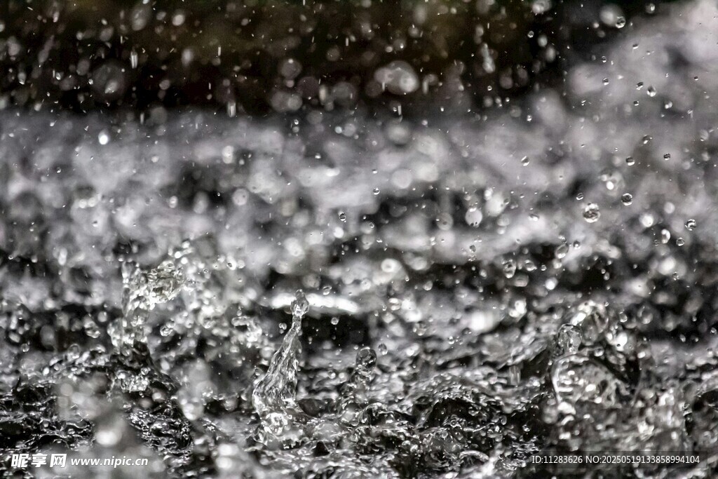 雨滴落下溅起水花