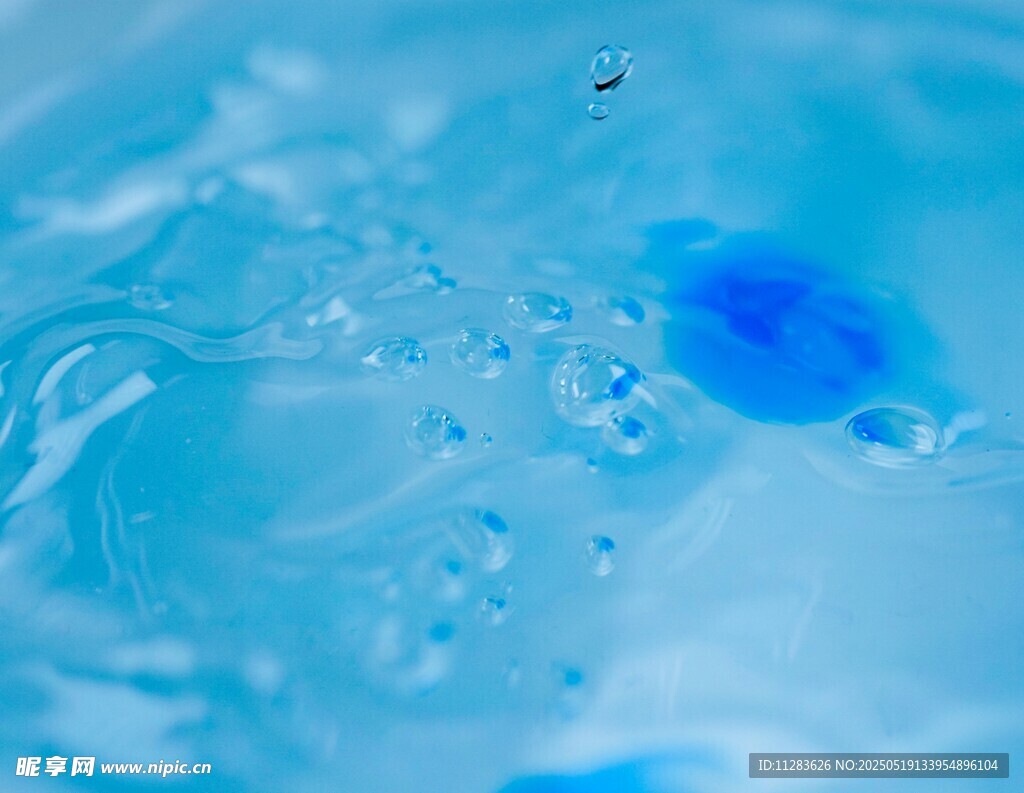 蓝色水波中的晶莹气泡