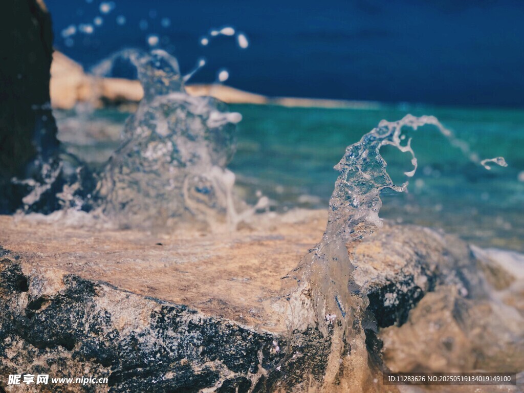 海浪拍打礁石的美丽瞬间