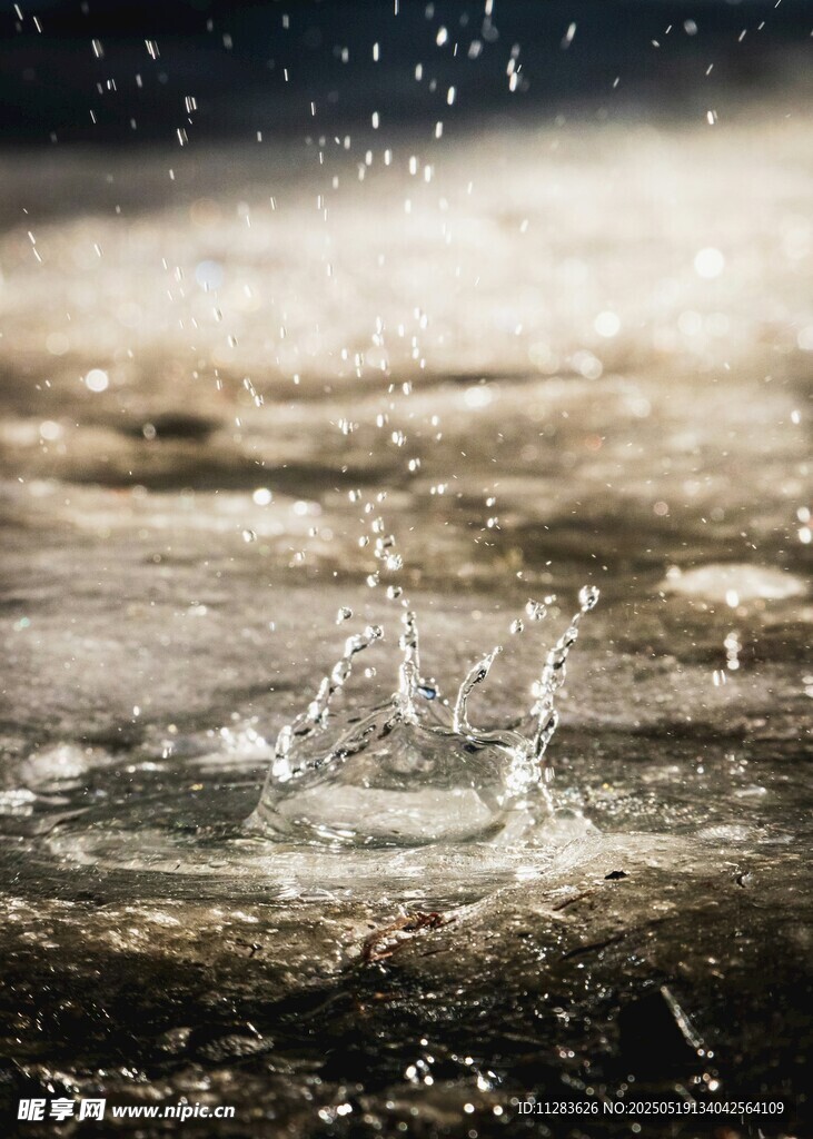 水滴溅落瞬间的美妙景象