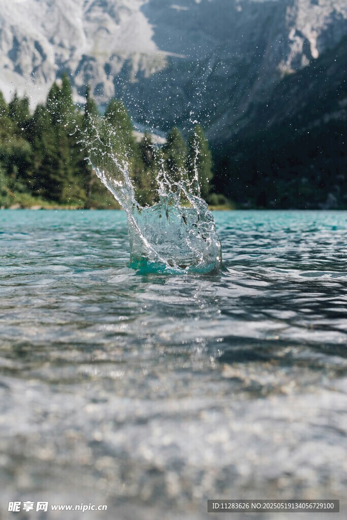 湖水溅起水花的自然美景