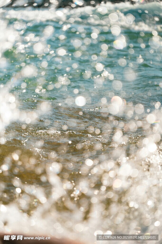 海浪轻拍沙滩的美丽瞬间