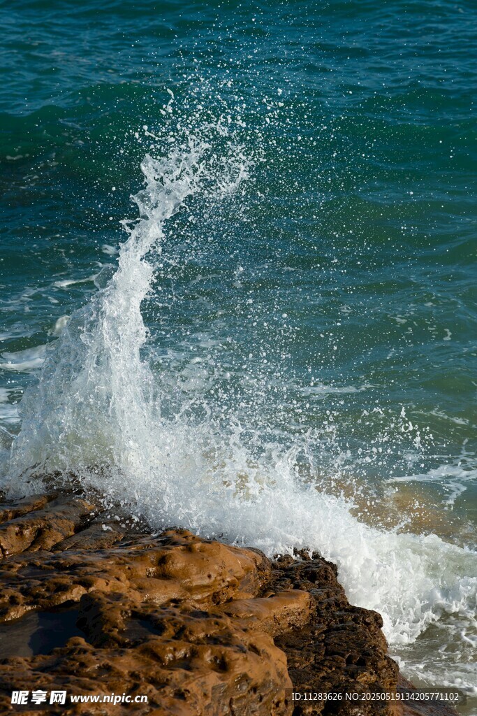 海浪拍打礁石的美丽瞬间