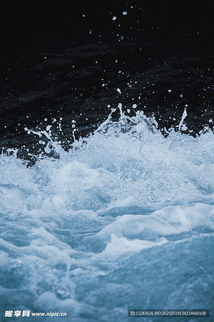 海浪翻涌瞬间