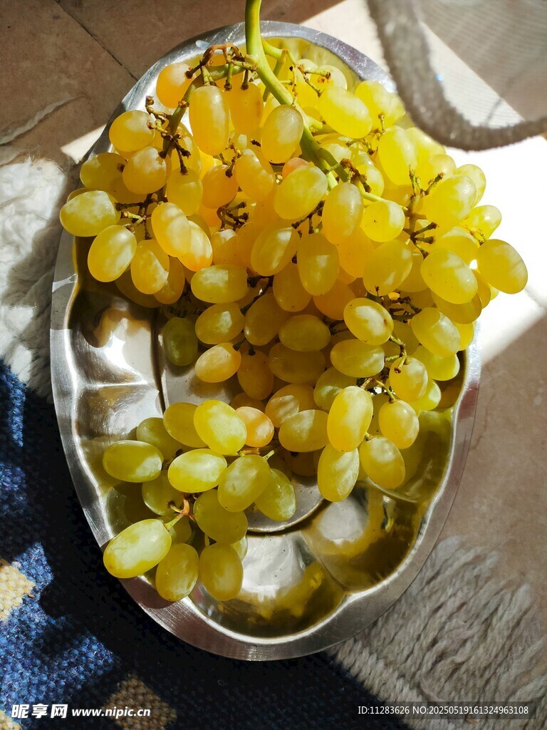 银盘中的鲜绿葡萄