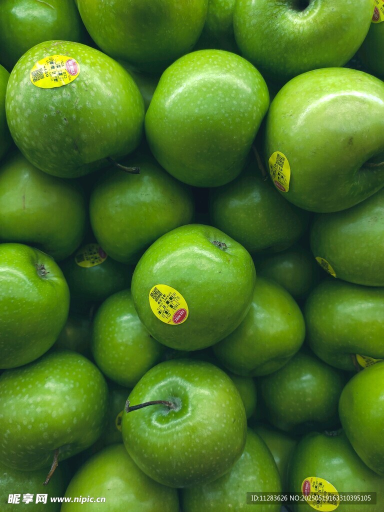 一堆青绿色的新鲜果实