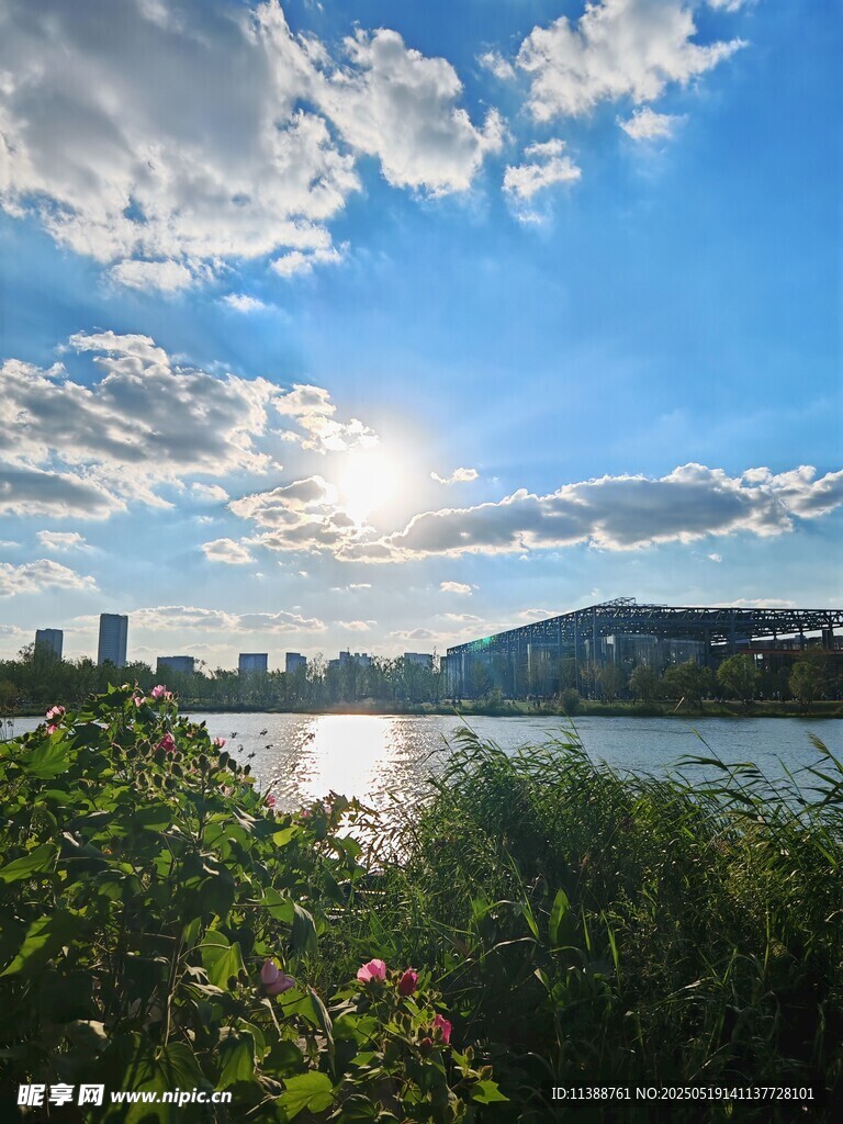 湖畔蓝天美景