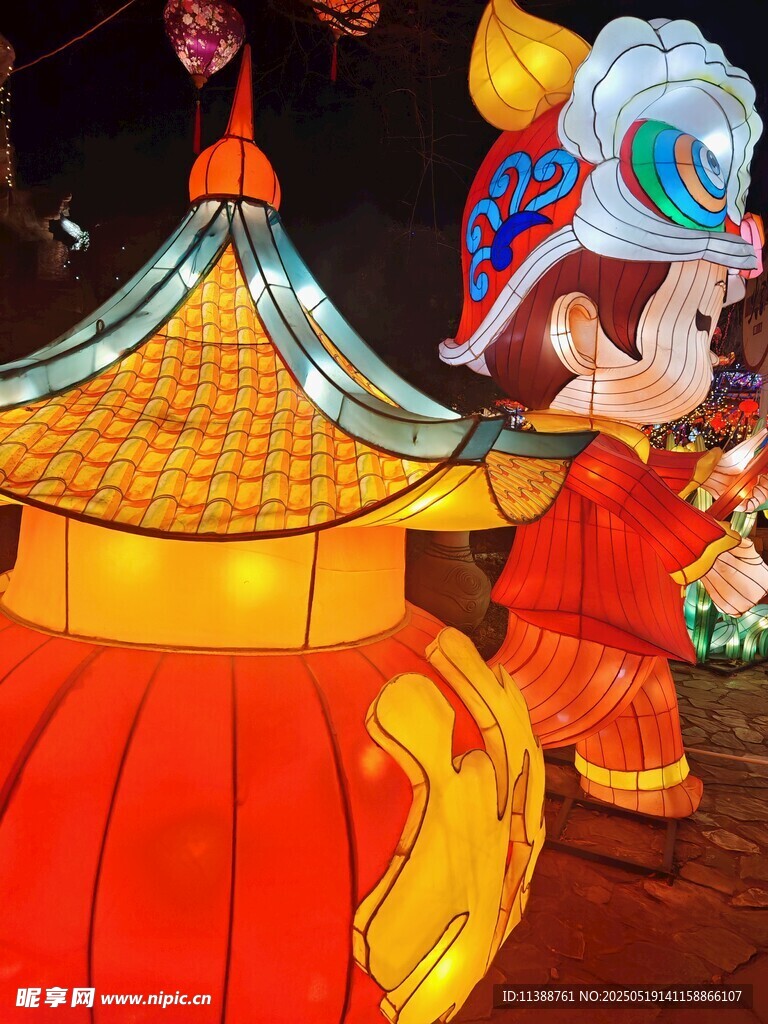 卡通角色与传统中式灯笼