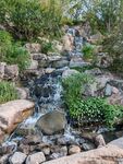 山间溪流潺潺的自然景致