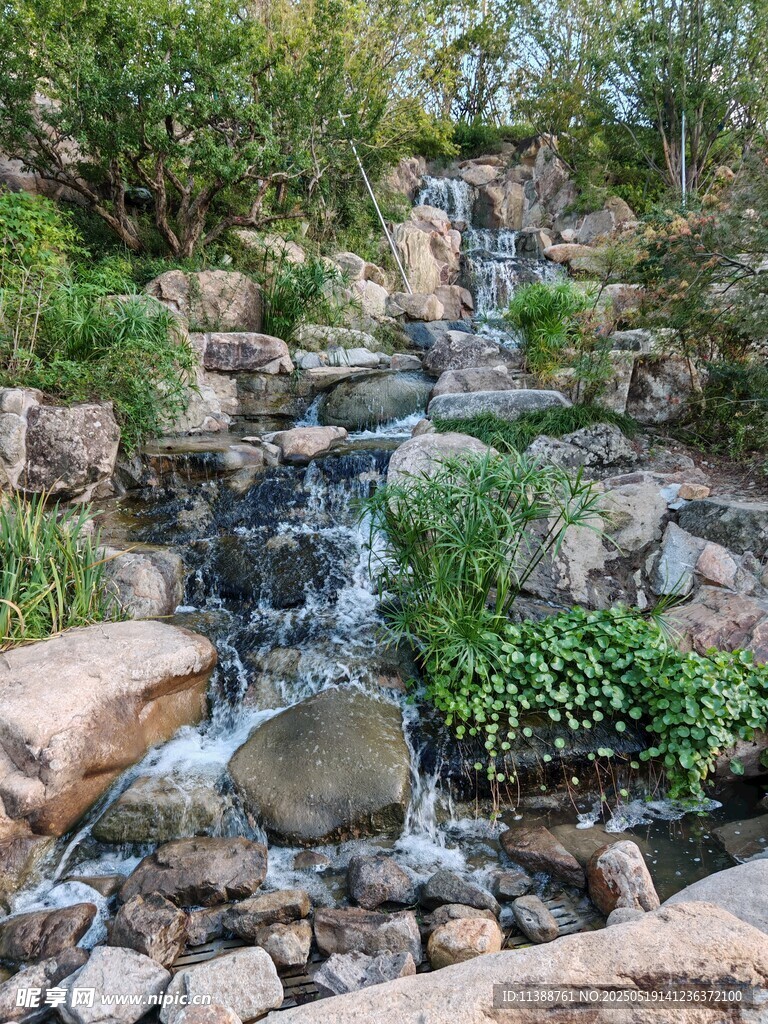 山间溪流潺潺的自然景致