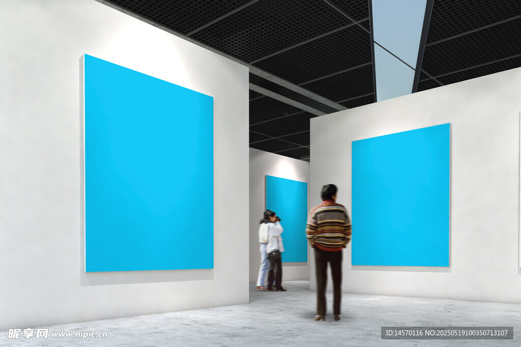 展厅中观展的人