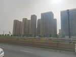 城市道路旁的高楼景观
