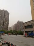 城市广场与周边高楼景象