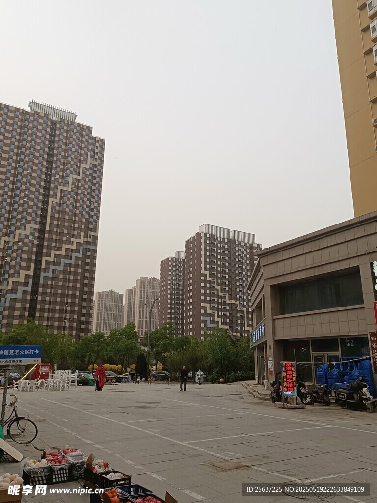 城市广场与周边高楼景象