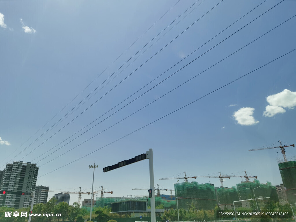 城市上空的电线与建筑景观