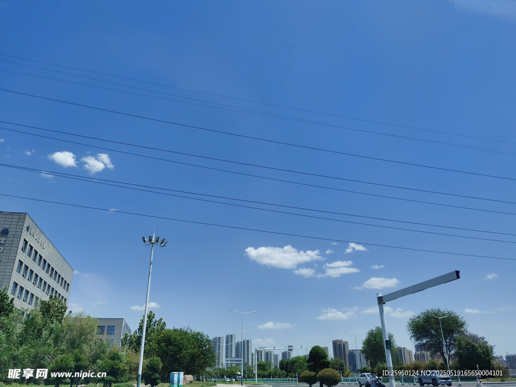 城市户外晴朗天空景象
