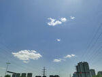 城市上空的晴朗蓝天