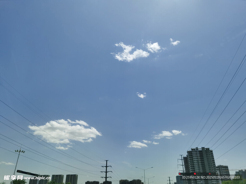 城市上空的晴朗蓝天