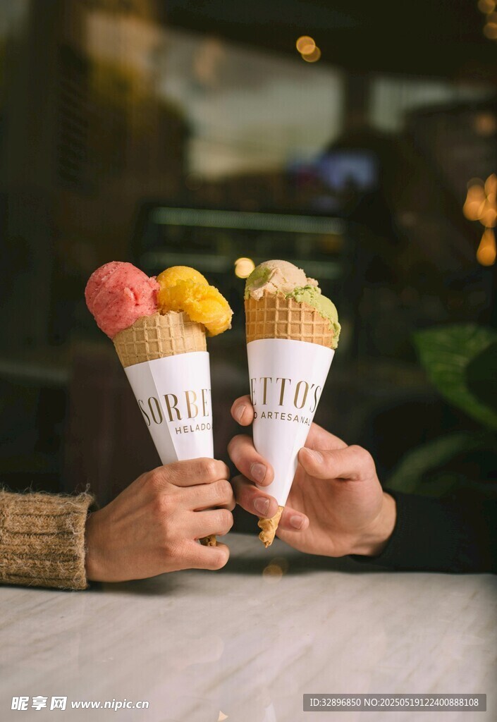 手持多彩冰淇淋甜蜜瞬间