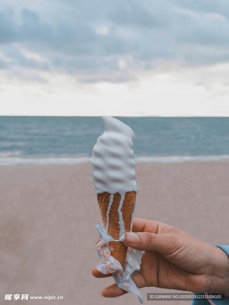 海边手持的美味冰淇淋