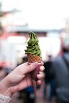手持抹茶冰淇淋特写