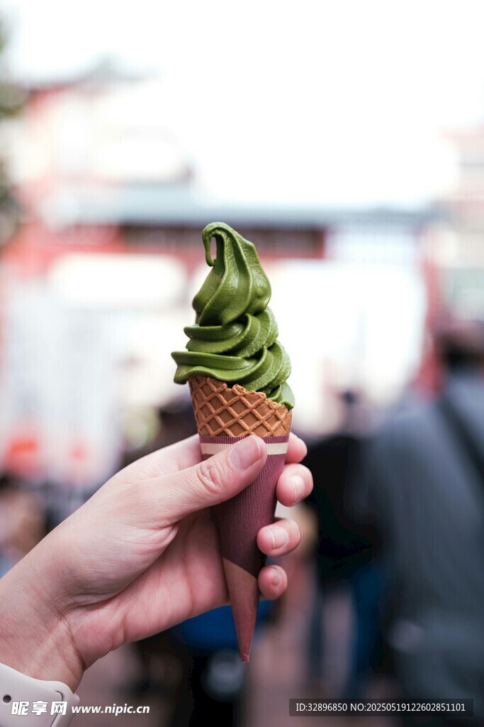 手持抹茶冰淇淋特写