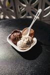 美味三色冰淇淋甜点