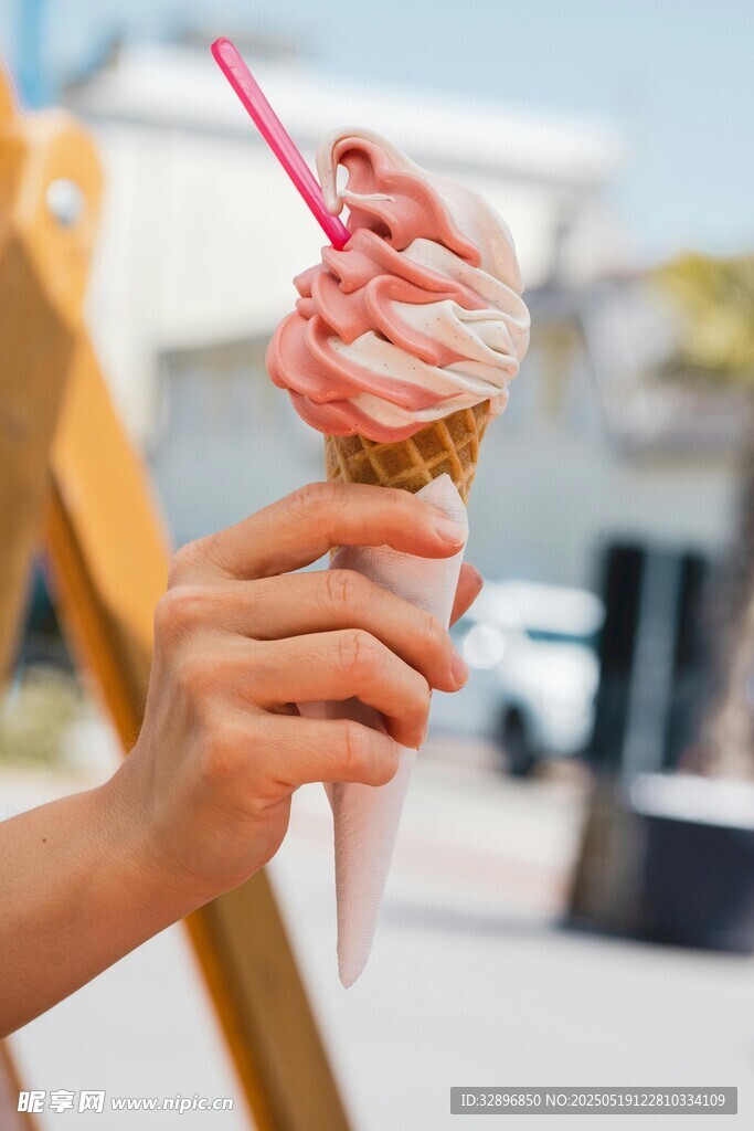 手持美味粉色冰淇淋