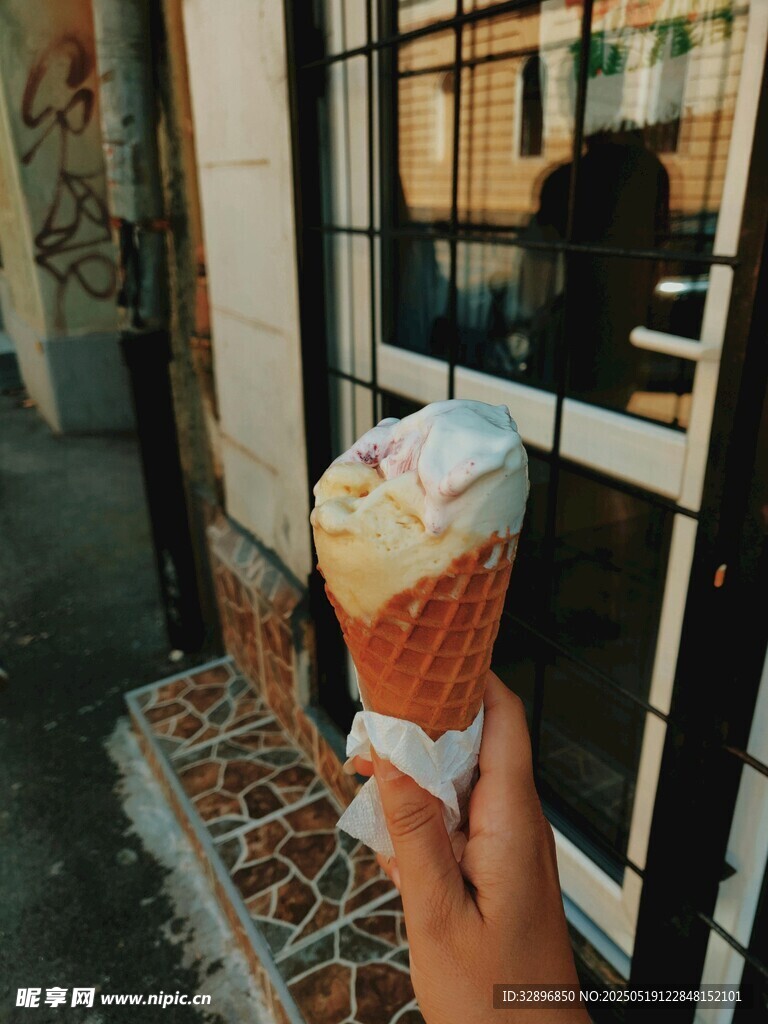 手持美味冰淇淋街头一刻