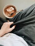 手抚衣物旁的热饮