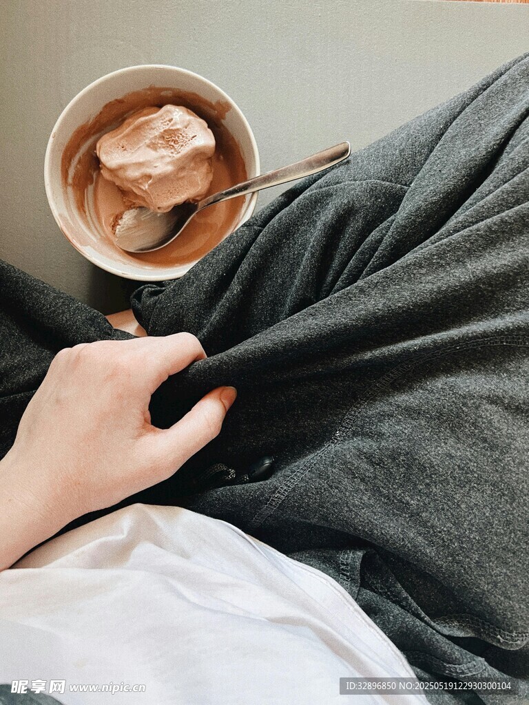 手抚衣物旁的热饮