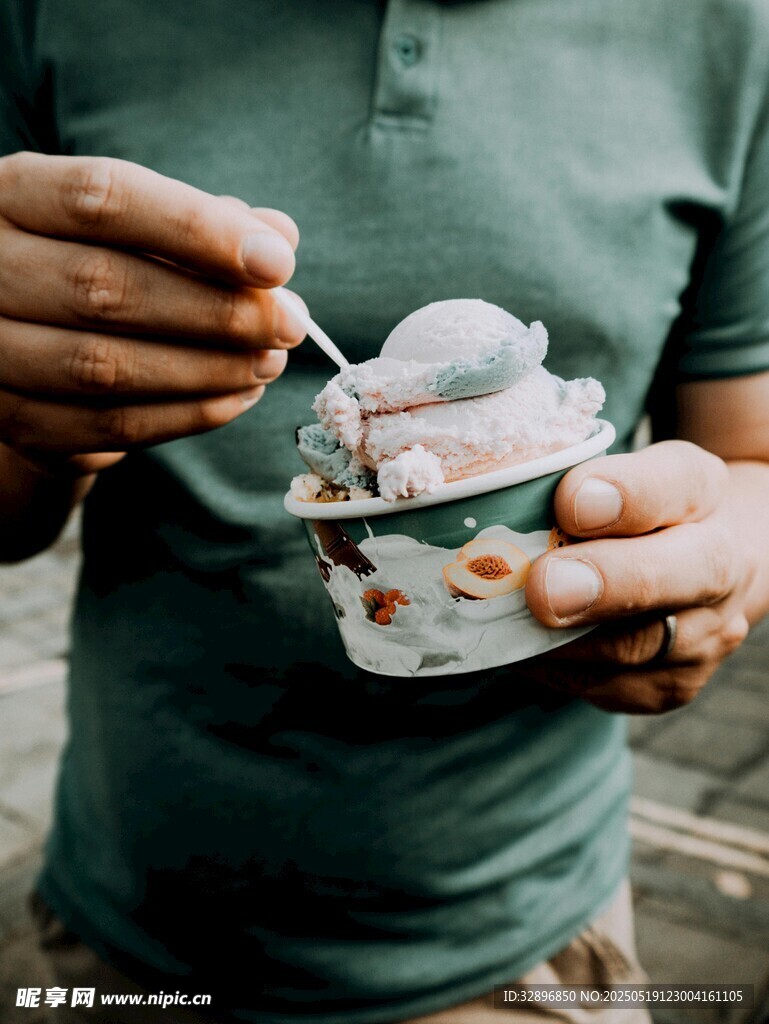 手持碗进食的人物瞬间