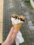 手持美味坚果冰淇淋