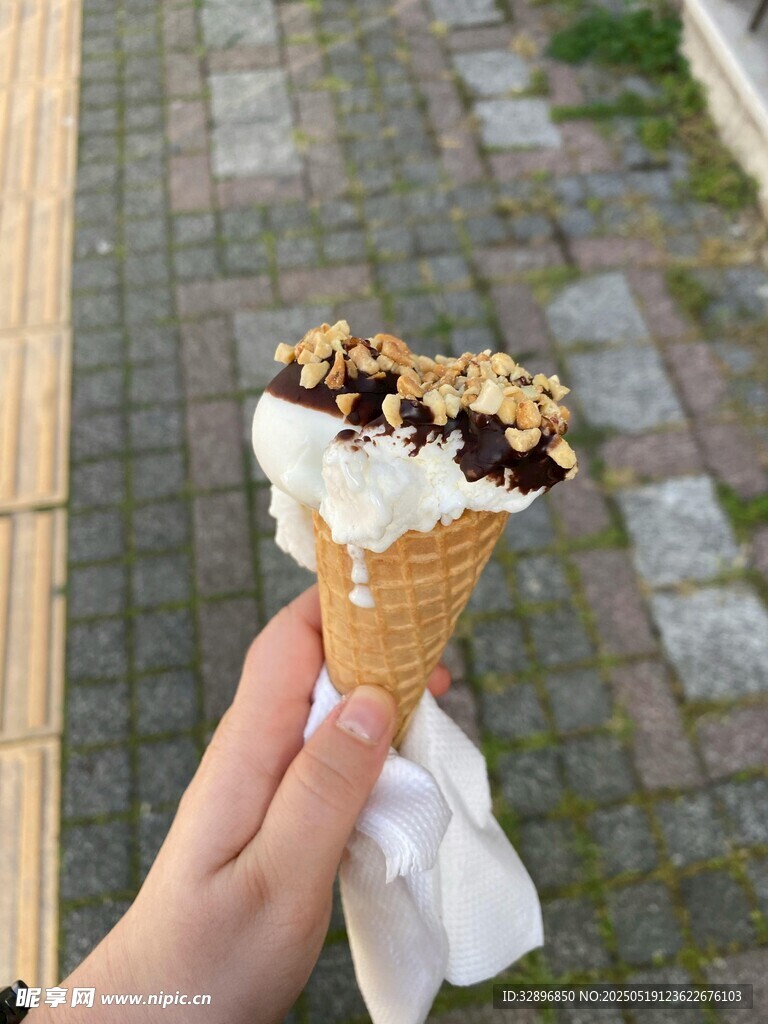 手持美味坚果冰淇淋