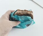手拿蓝色包装的食物