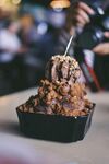 美味巧克力冰淇淋甜品