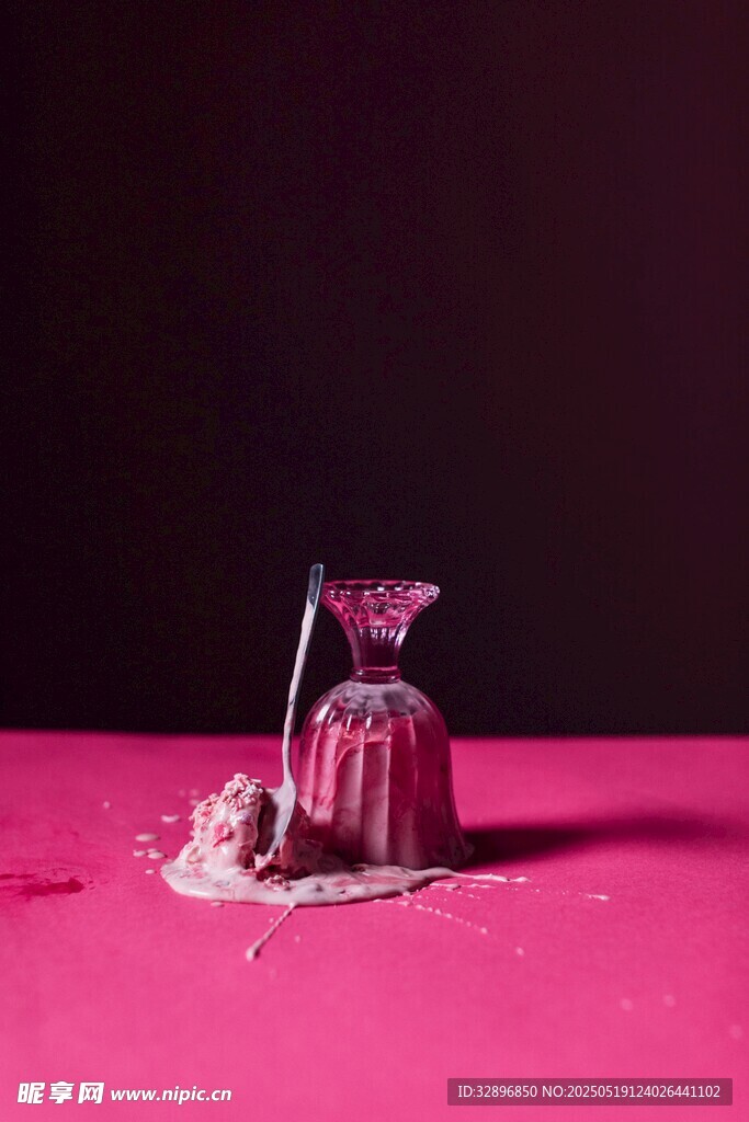 粉色背景上的破碎物品