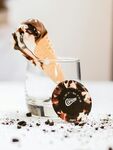 巧克力冰淇淋溢出玻璃杯